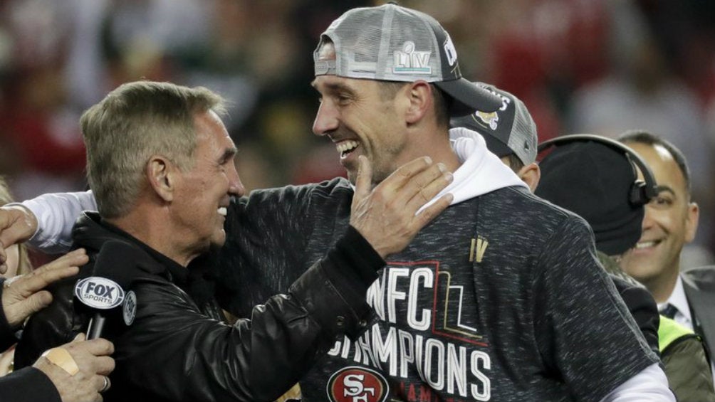 Kyle Shanahan, felicitado tras la Final de Conferencia Nacional