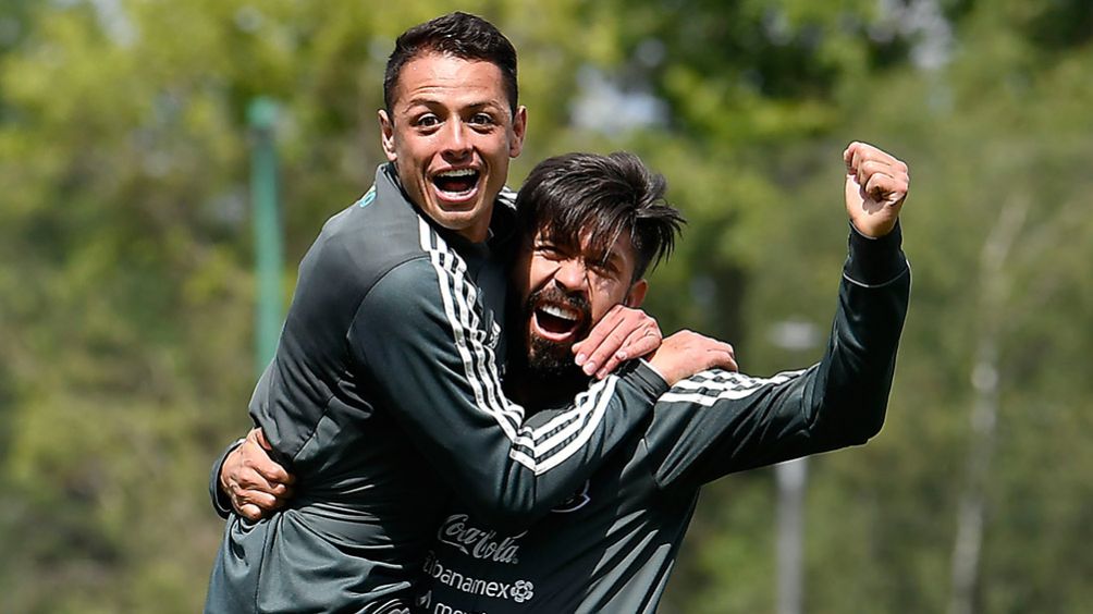 Chicharito y Oribe Peralta se abrazan