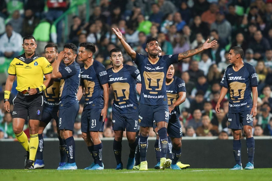 Jugadores de Pumas reclaman al árbitro que se equivocó