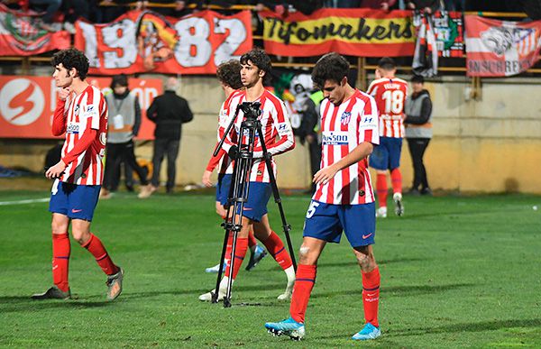 Los jugadores colchoneros se retiran de la cancha 