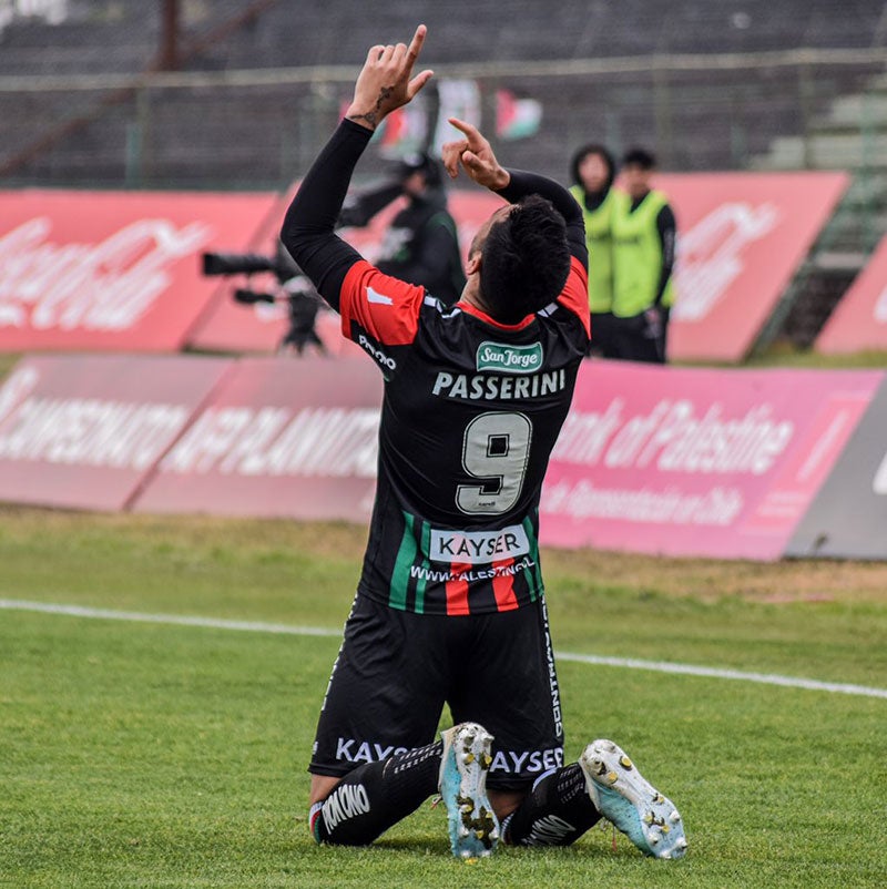 El delantero argentino celebra un gol con Palestino