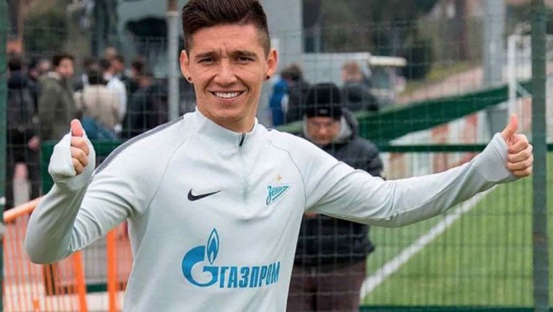 Matías Kranevitter posa con la playera del Zenit 