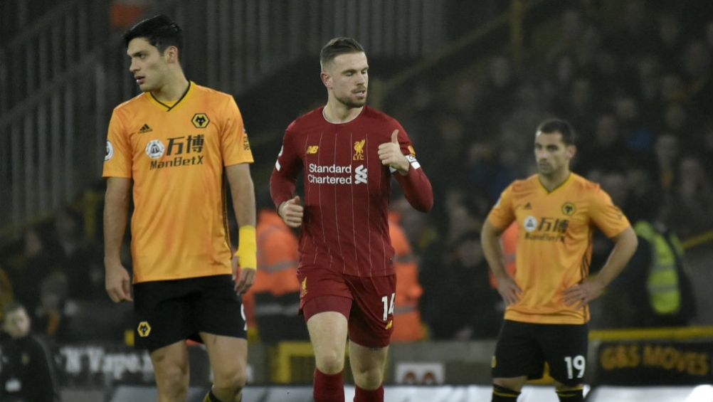 Henderson festejando su anotación ante Jiménez y los Wolves