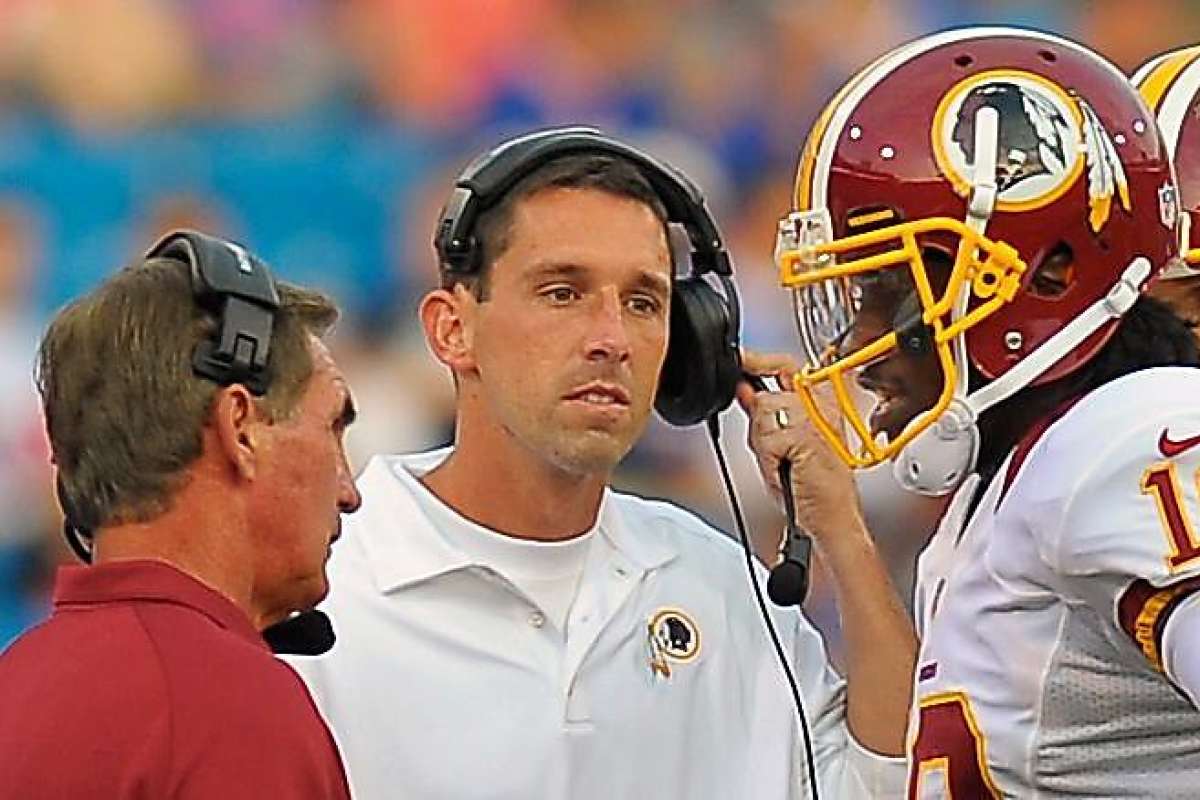 Mike Shanahan y Kyle Shanahan, durante un juego de los Redskins