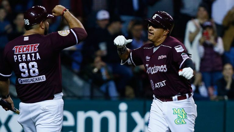 Jugadores de Tomateros festejan la victoria contra Venados