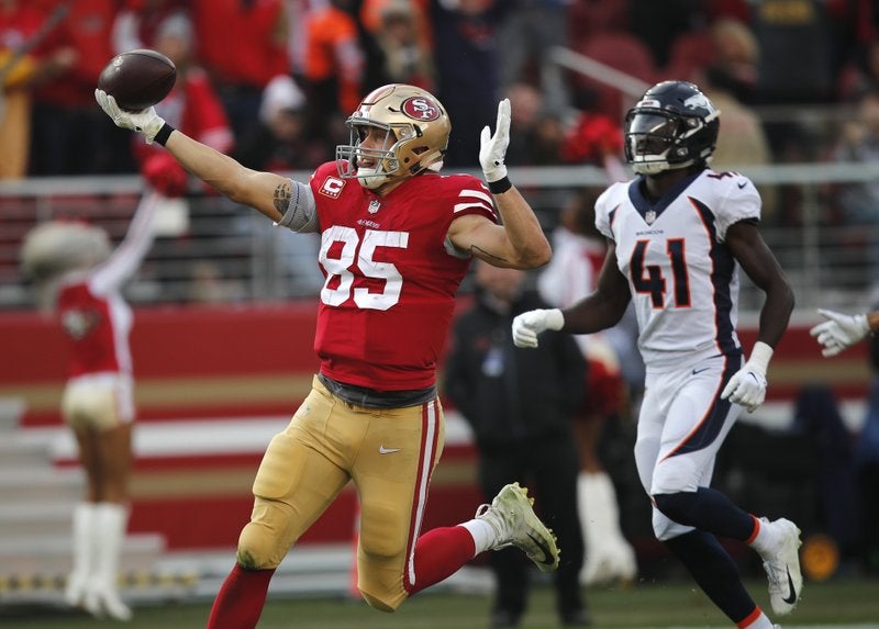 George Kittle, acarrea el ovoide hasta la zona de anotación