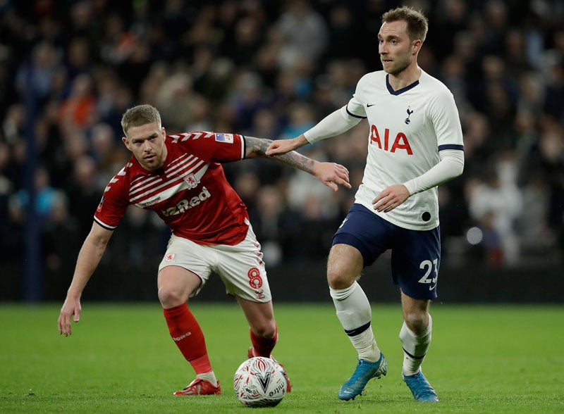 Christian Eriksen en un duelo con el Tottenham 