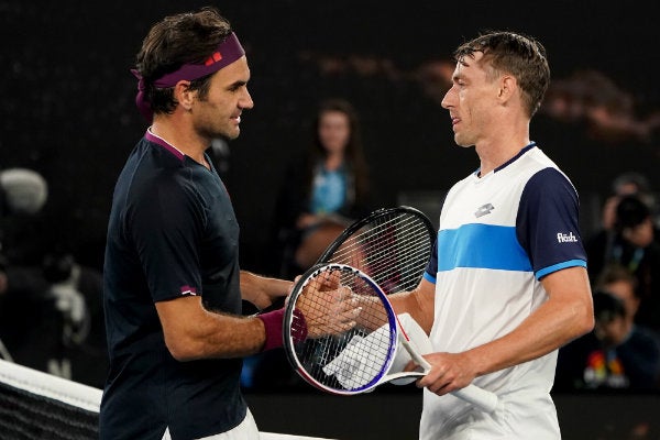 Roger Federer y John Millman en saludo