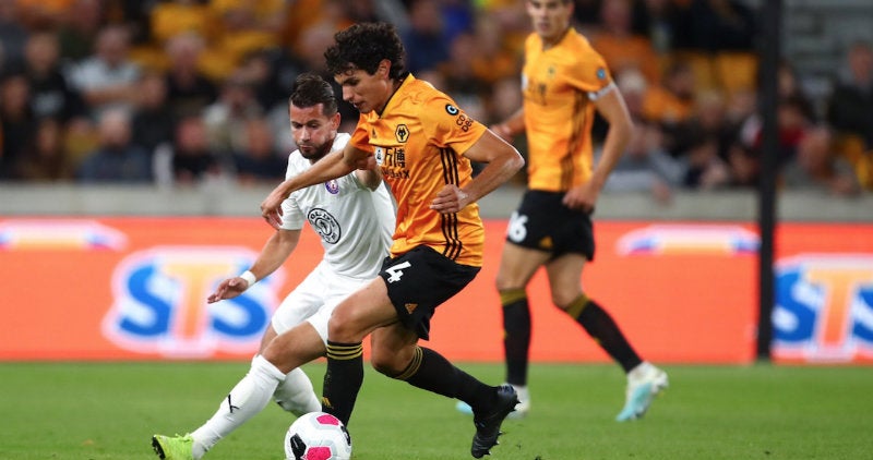 Jesús Vallejo en partido con los Wolves