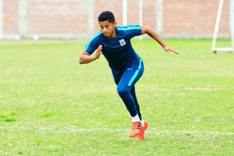 El delantero, en entrenamiento con el conjunto peruano