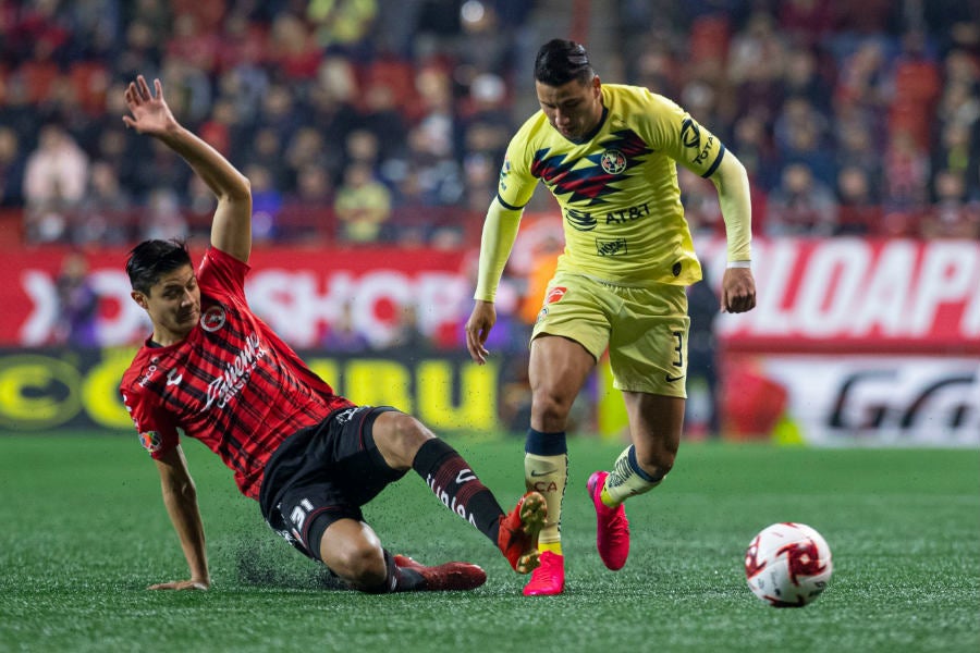 Jorge Sánchez pelea el balón