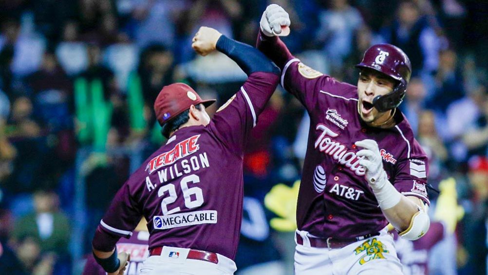 Jugadores de Tomateros, en festejo