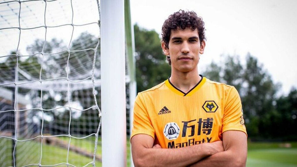 Jesús Vallejo en presentación con los Wolves