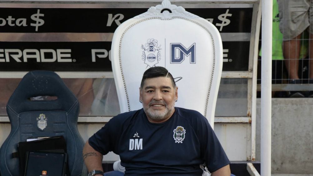 Diego Armando Maradona, entrenador de Gimnasia y Esgrima