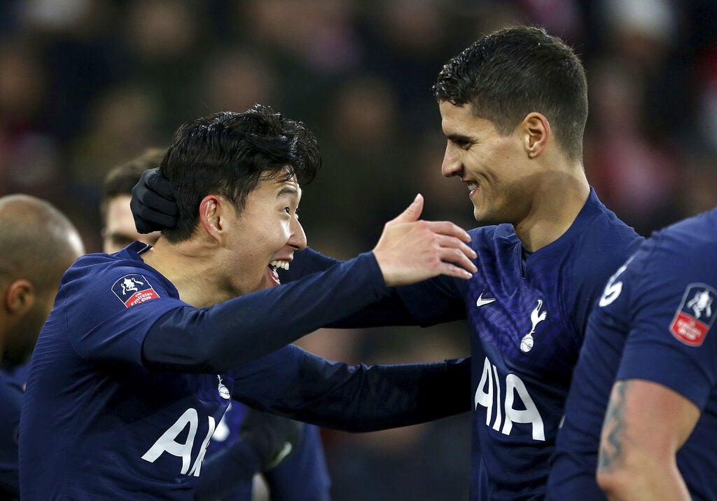 Son Heung-min festeja una diana con los Spurs