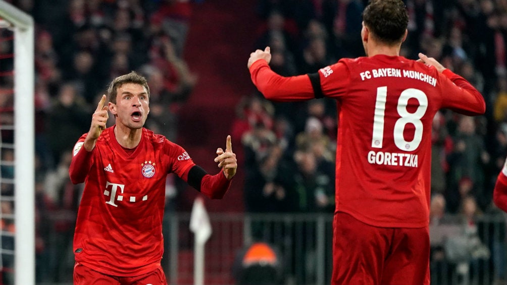 Thomas Müller y Leon Goretzka celebrando un gol