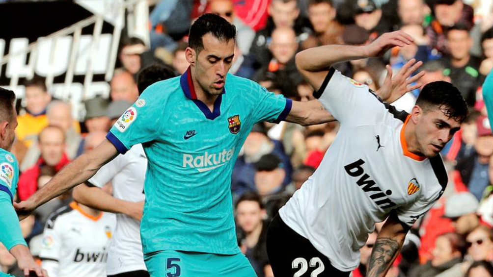 Sergio Busquets pelea un balón en el juego ante Valencia 