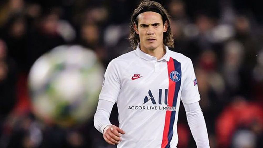 Edinson Cavani durante un duelo con el PSG