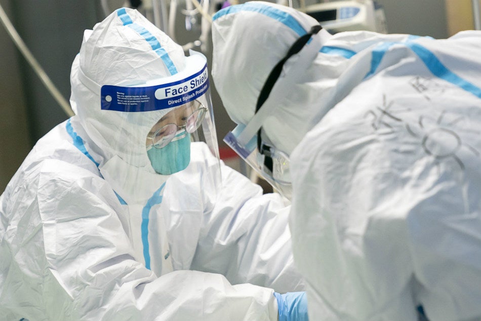 médicos atienden a un paciente en el Hospital Zhongnan, en Wuhan, China