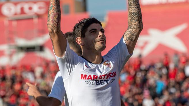 Ever Banega saludando a la afición del Sevilla