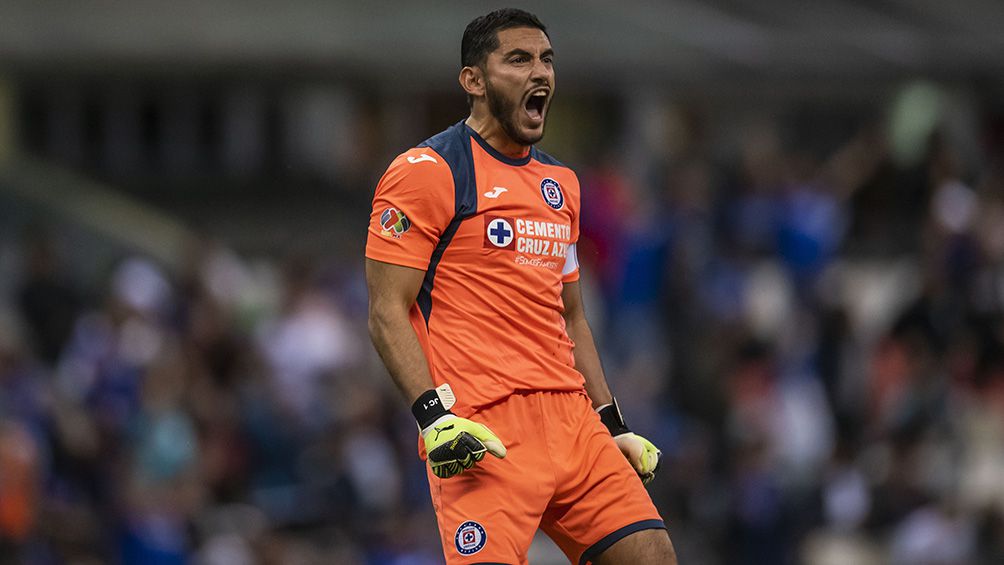 Jesús Corona festeja uno de los goles de Cruz Azul