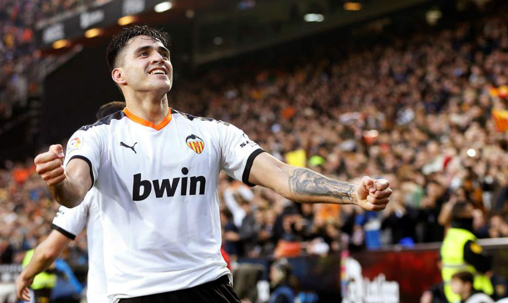 Maxi Gómez festeja con la afición en el Mestalla 