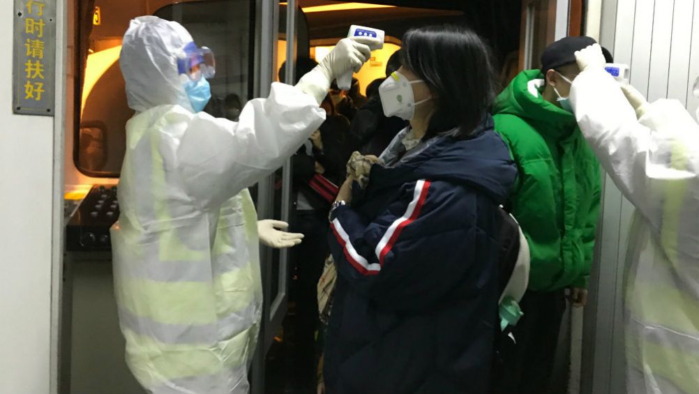 Médico atiende a pacientes