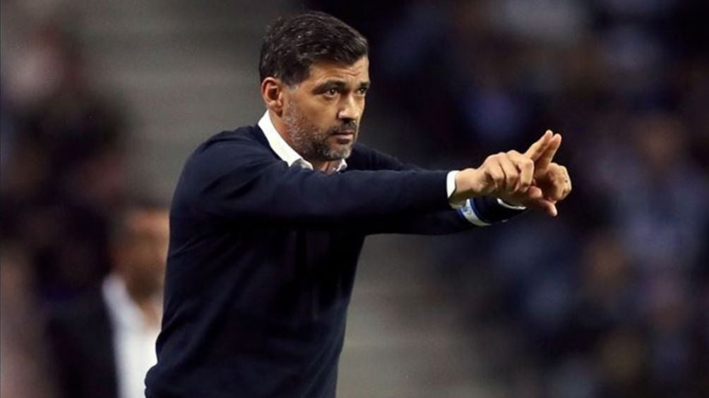 Sérgio Conceição da una indicación en un juego del Porto