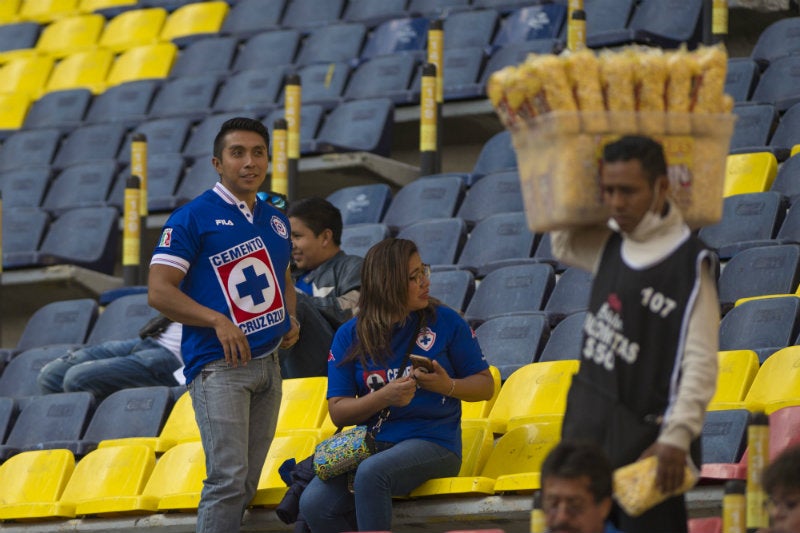 Vendedores en partido de Cruz Azul