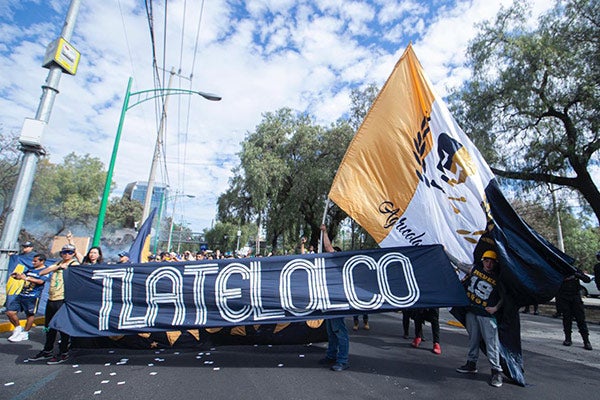 Aficionados de Pumas marchan desde varias localidades de la CDMX