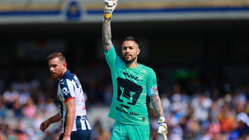 Alfredo Saldívar durante un partido con Pumas