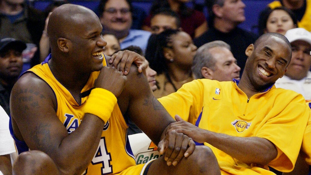 Shaquille O'Neal y Kobe Bryant sonríen durante un juego