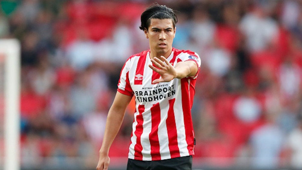 Erick Gutiérrez jugando con PSV