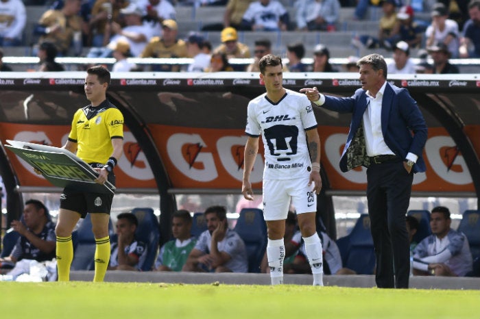 Dinenno, previo a ingresar a la cancha