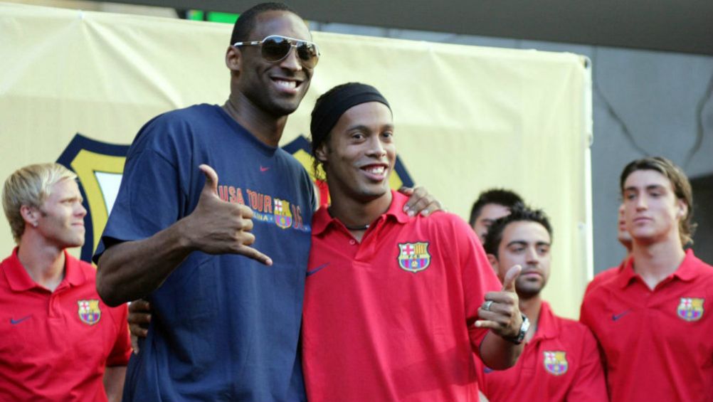 Kobe y Ronaldinho posan para la fotografía