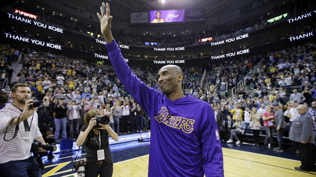 Kobe Bryant saludando a los aficionados de los Lakers