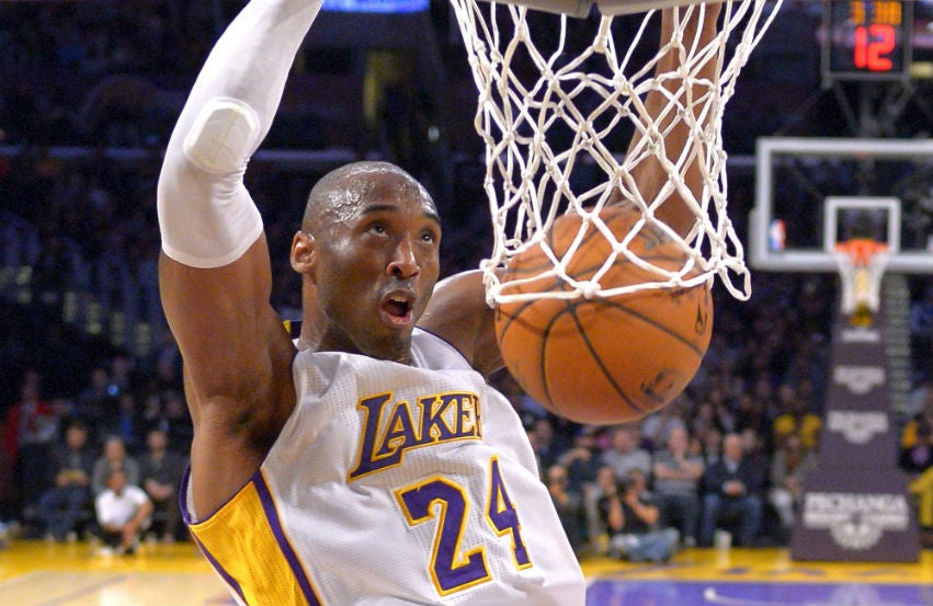 Kobe Bryant anotando una canasta con los Lakers