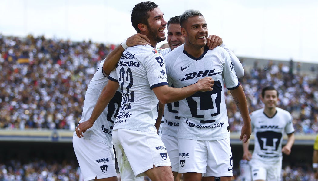 Jugadores de Pumas celebrando un gol