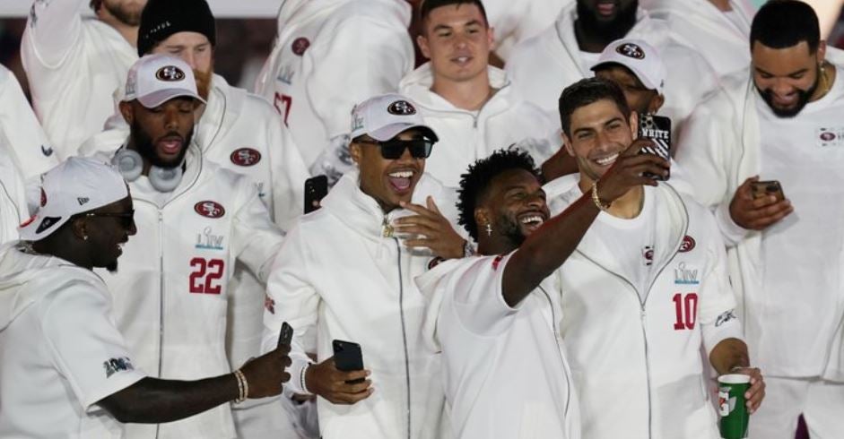 Jugadores de los 49ers durante el Super Bowl Opening Night