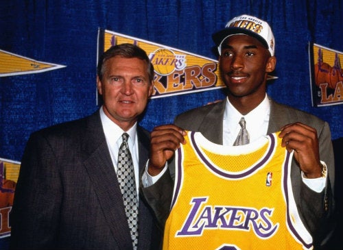 Jerry West y Kobe Bryant en 1996