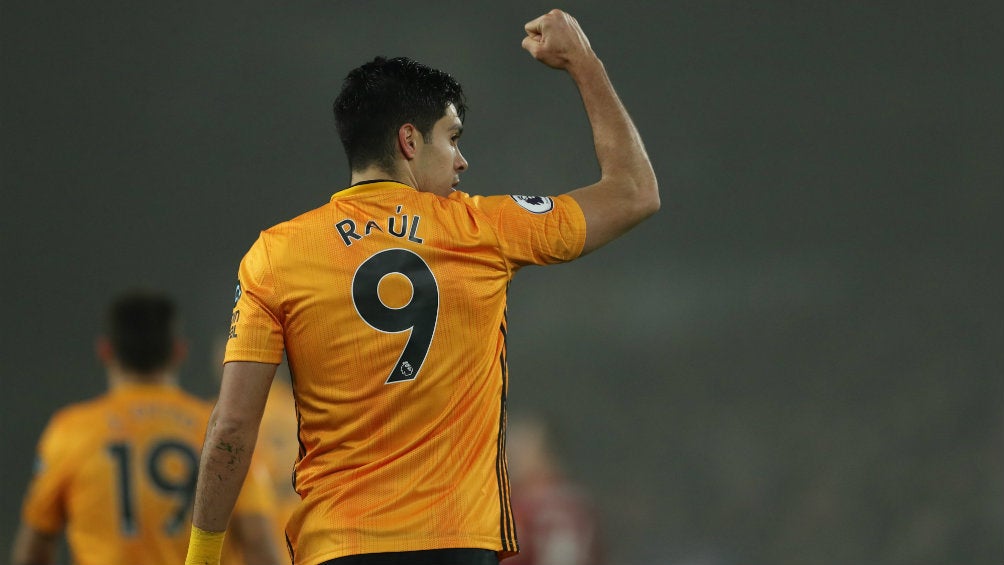 Raúl Jiménez celebrando un gol con los Wolves