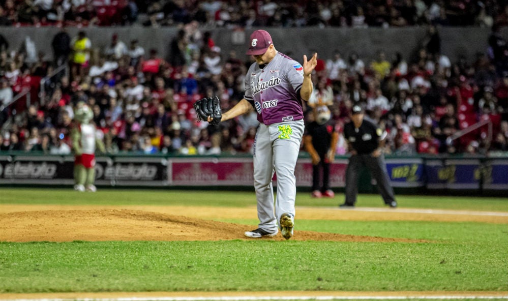 Manny Bañuelos durante un partido con los Tomateros