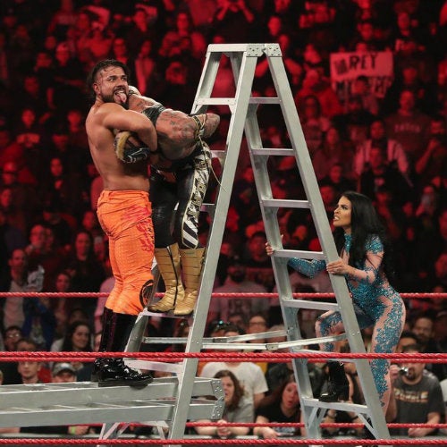 Andrade en la escalera durante una lucha