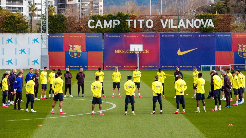 Jugadores del Barcelona guardan un minuto de silencio 