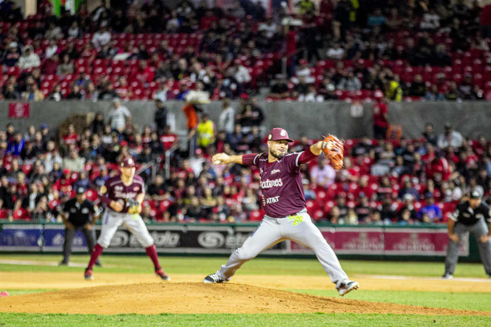 Manny Barreda lanzando una poderosa pelota  