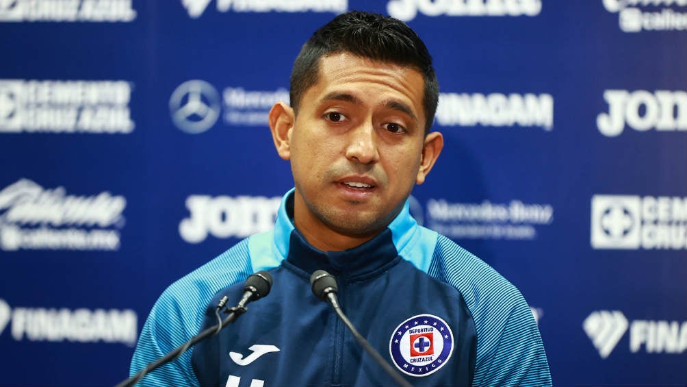 Elías Hernández defendiendo a Chicharito 