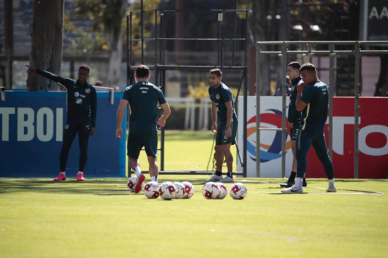 Jugadores de las Águilas, durante la práctica