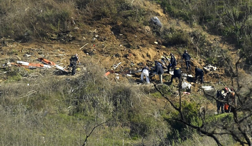 Investigadores en el lugar del accidente de Kobe Bryant