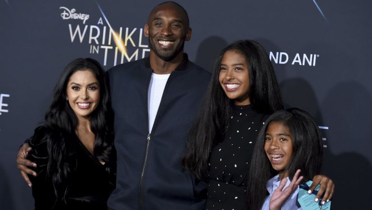 Kobe Bryant junto a su familia durante un evento 