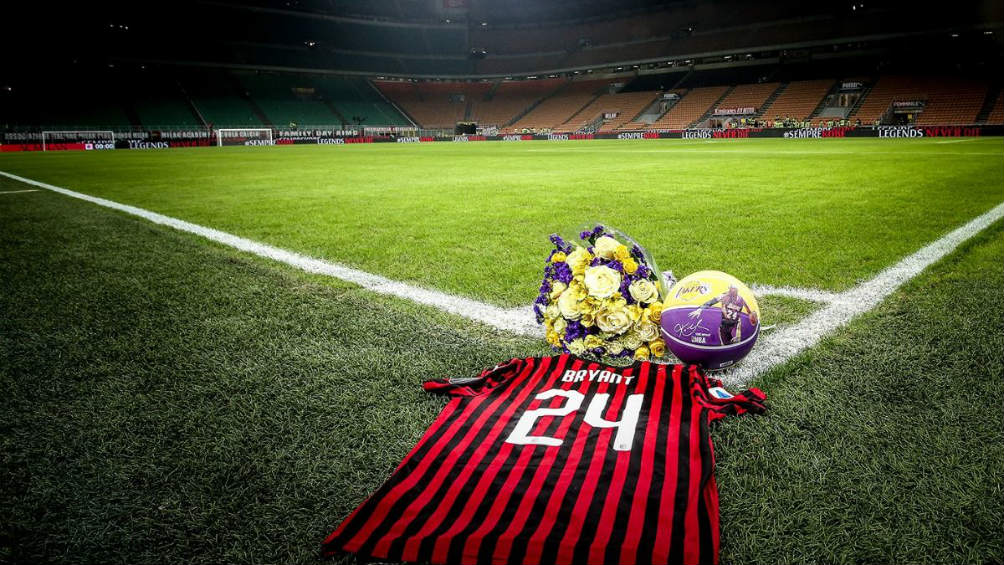 Una playera en honor a Kobe Bryant en el césped de San Siro